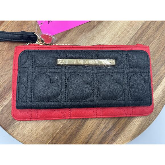 Betsey Johnson Wristlet Wallet Heart Quilted Zip Strap Floral Black Red Gold - Picture 2 of 13